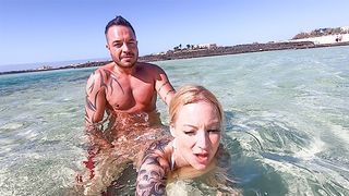 LOVERS RIDES IN THE OCEAN AND FILMS ITSELF WITH ACTIONCAM