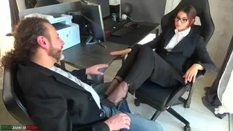 Foot Bizarre Giovane Teeny Manager Umilia Imprenditore Coi Piedi Lui Annusa Lecca e Lei Footjob FemDom