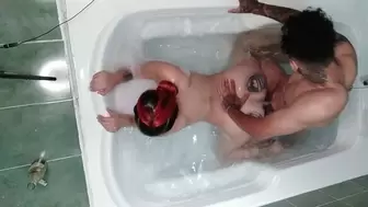 después de tanto calor nos metemos ala bañera y la follo y llega la hora del semen en su cara