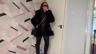 Kitty in leather,talks wild,smokes,role plays and fuck ls herself