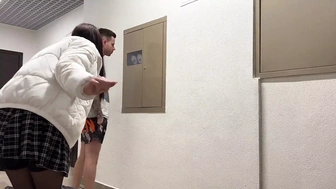 Gave Her Snatch for Help in the Entrance