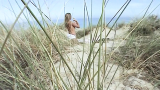 Amateurs blonde lucy gets dirty in the dunes