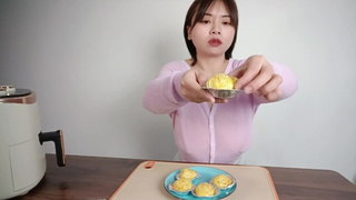 Hot busty sweety uses air fryer to make egg tarts and glutinous rice balls