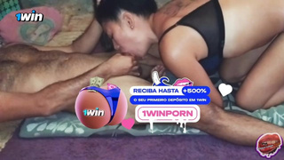 Ella tiene 18 años y él es un hombre de 45 años, podría ser su padre! pt. one