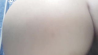 camara capta a hijastra en el baño