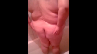 Bathtub lick job from wide whore and sperm on big titties