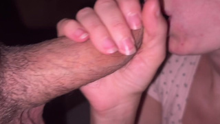 Prostituta argentina me la chupó y me corrí en su boca con semen en condón
