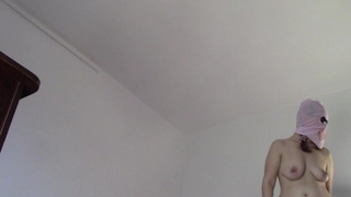 Homemade-Ehefrau hat Spaß daran, Kleider anzuprobieren und abzuschneiden. Amateurs-Ehefrau tanzt nackt